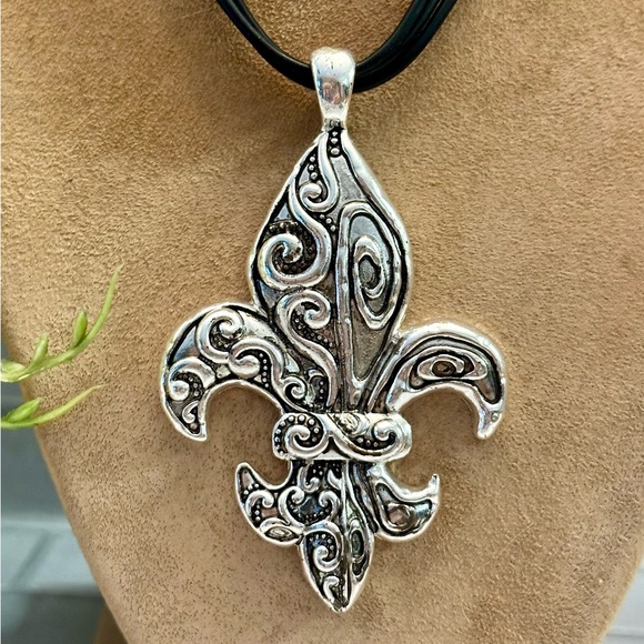 Silver “Fleur de lis” pendant necklace - Picture 2 of 6